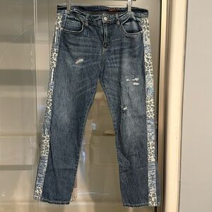 Boyfriend jeans unique details